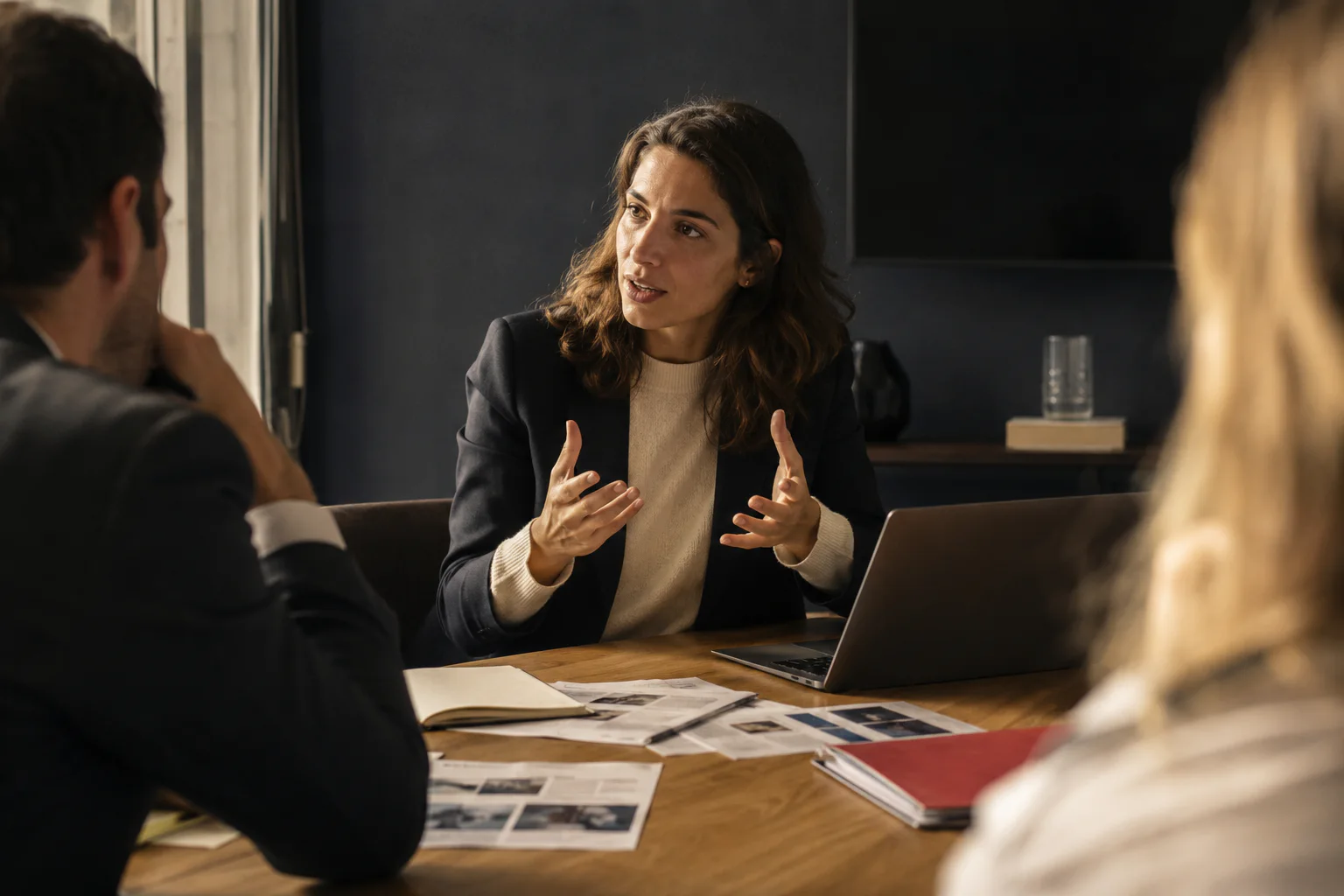 Commercial / Commerciale dans son environnement de travail